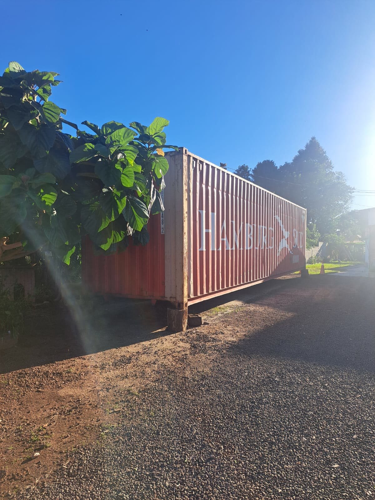 Container bruto posicionado no local de entrega