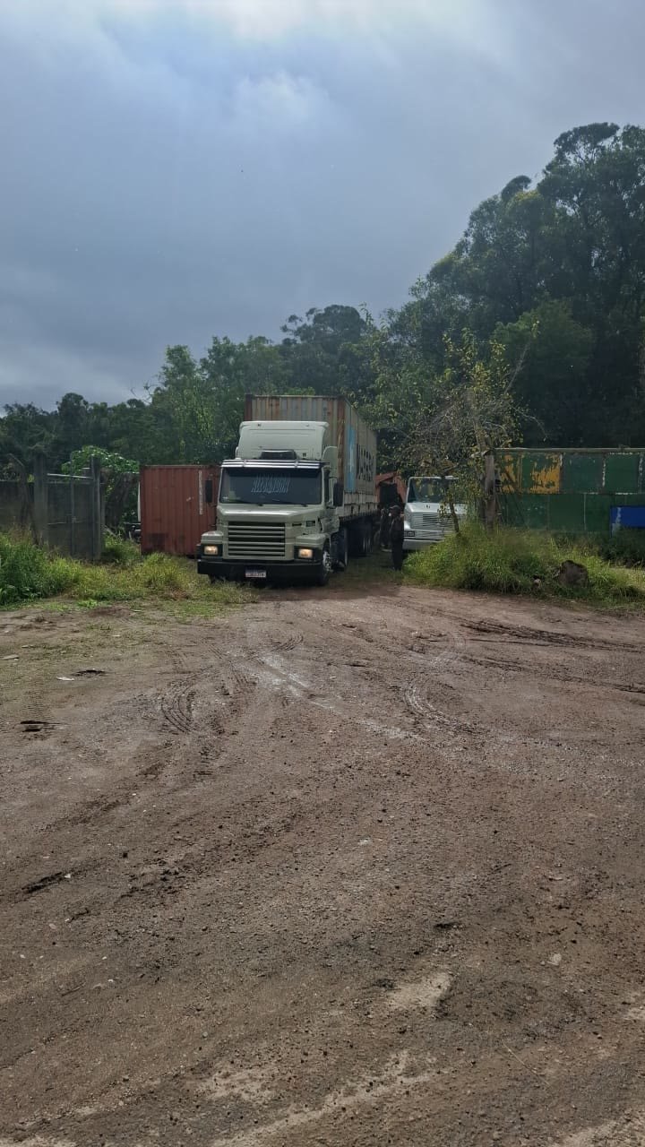 Container bruto em transporte para entrega
