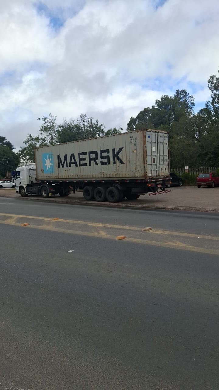Entrega de container bruto em caminhão