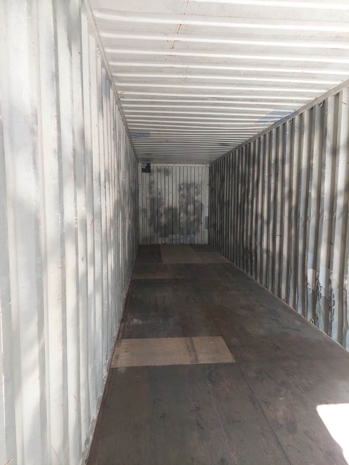 Interior de container bruto